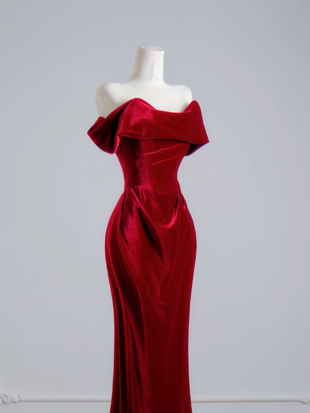 Robe de bal longue sirène romantique en satin rouge à épaules dénudées, idéale pour un 18e anniversaire (N391)