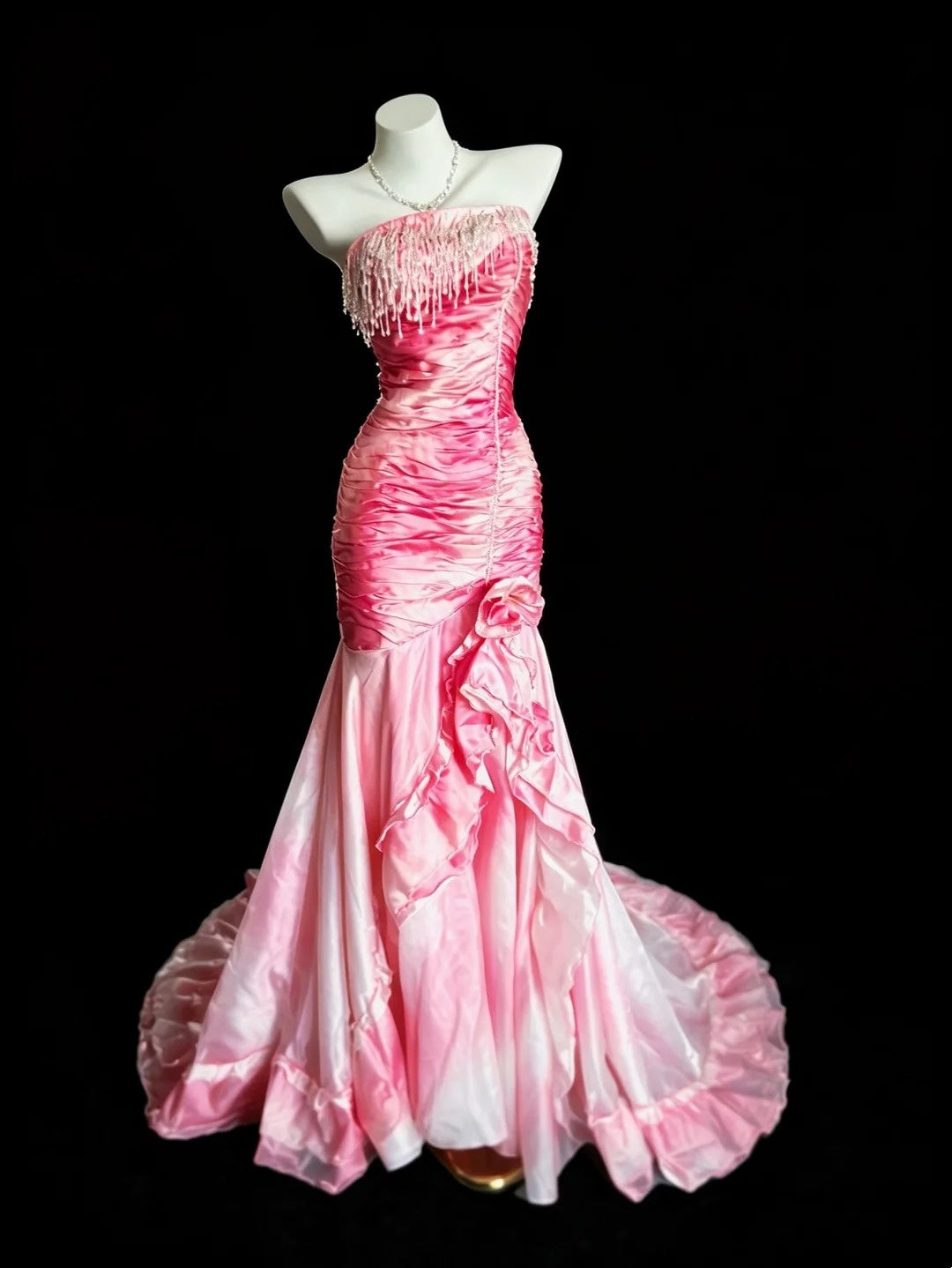 Elegantes Meerjungfrauen-Trägerlos-Ombre-Kleid in Weiß-Rosa, bodenlang, für den Abschlussball, Inspiration für Abendoutfits RB4469