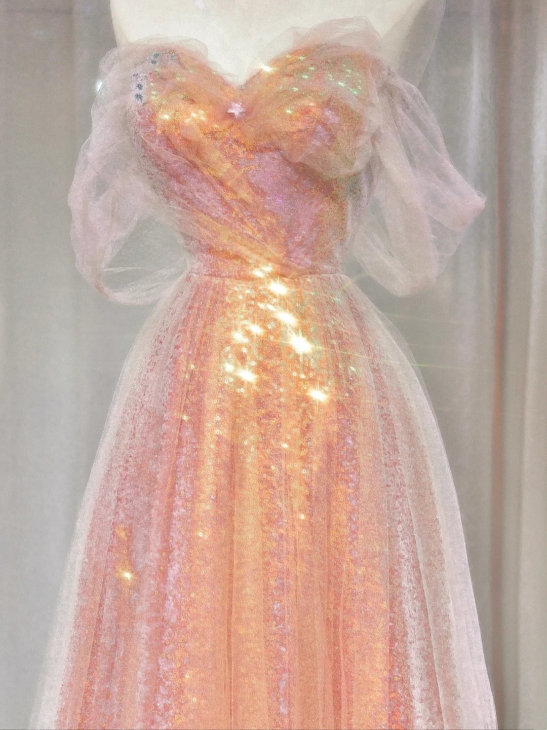 Magnifique robe de soirée longue rose à sequins, coupe trapèze, épaules dénudées et manches courtes, référence N721