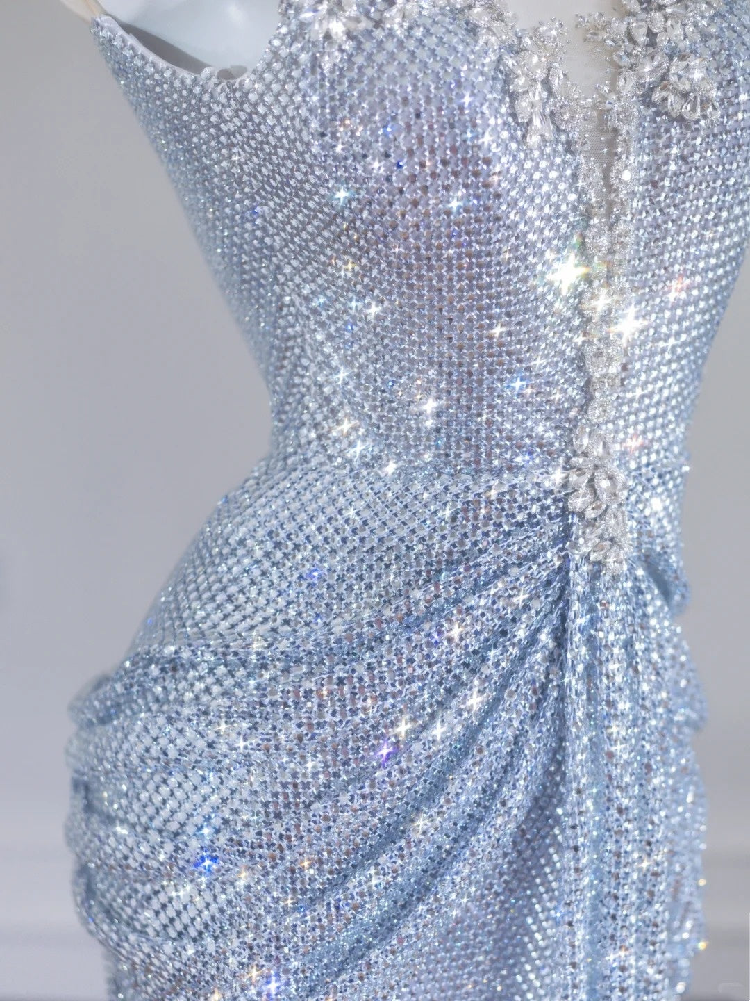 Robe de bal longue sirène à paillettes argentées et perles, col rond, style sirène, idéale pour les fêtes et les anniversaires (N406)