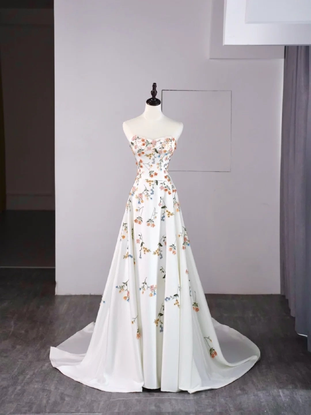 Robe de soirée blanche à imprimé floral, coupe trapèze, décolleté cœur et manches longues, idéale pour les jeunes filles en quête d'une remise de diplômes (N1172).