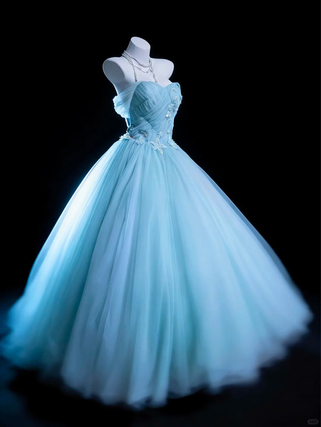 Robes de bal modestes Robe de bal Épaules dénudées Tulle bleu ciel clair avec manches Longue robe de quinceañera N3053