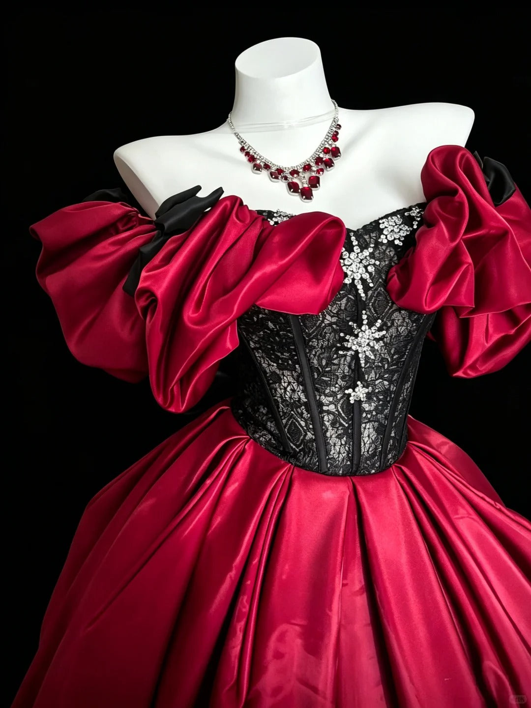 Robe de bal princesse rouge satiné à épaules dénudées avec dentelle noire pour robe de Quinceanera Sweet 16 N4194