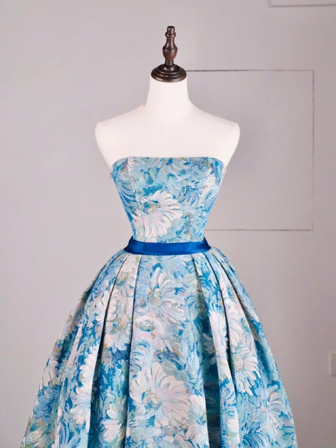 Wunderschönes, trägerloses, langes Ballkleid aus blauem Satin mit Blumenmuster – Inspiration für formelle Anlässe und Abendgarderobe N241