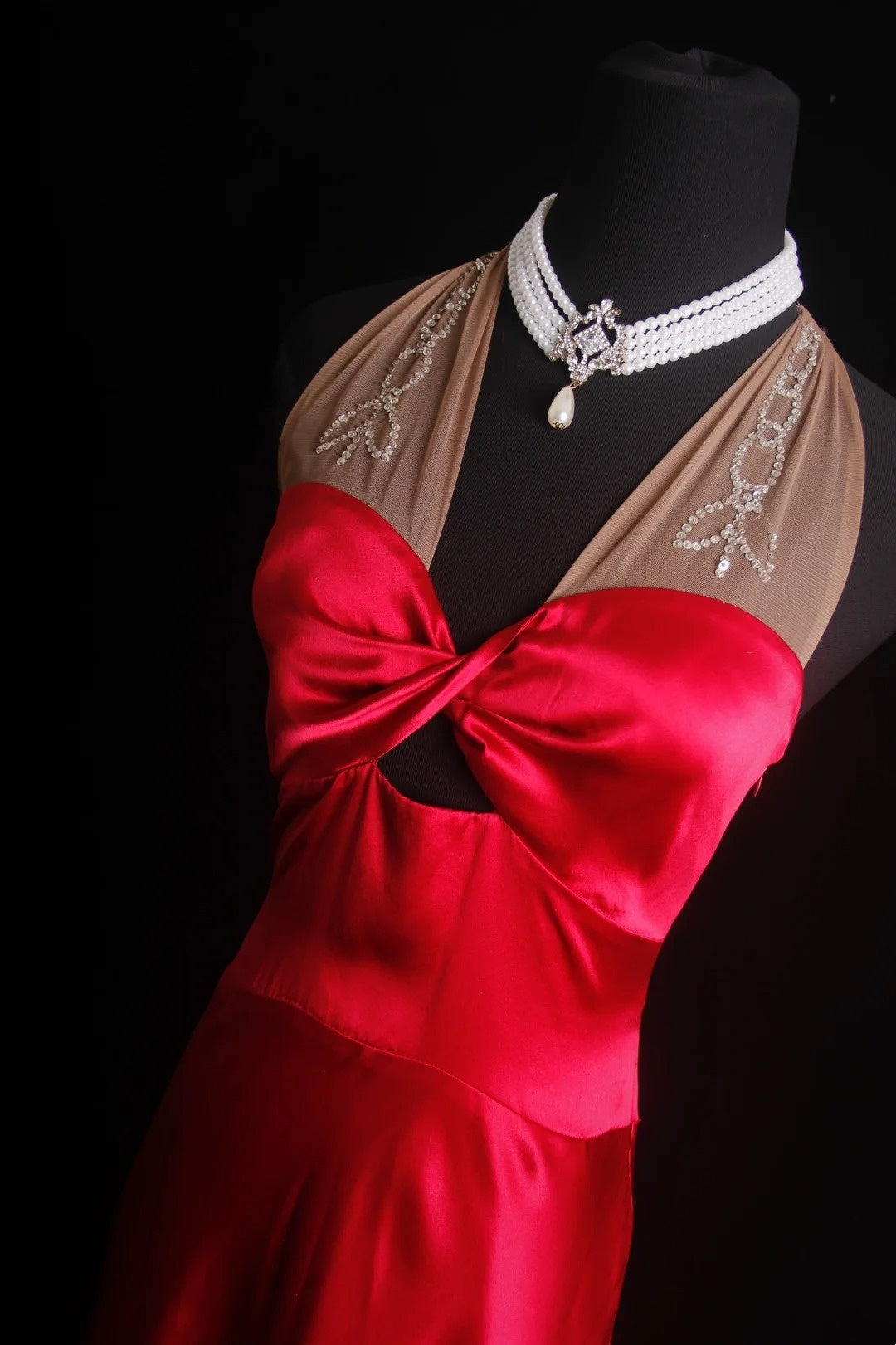 Robe de bal courte rétro années 90, coupe trapèze, dos nu, satin rouge, longueur thé. Inspiration pour une tenue de 18 ans ou une robe de soirée (N493).