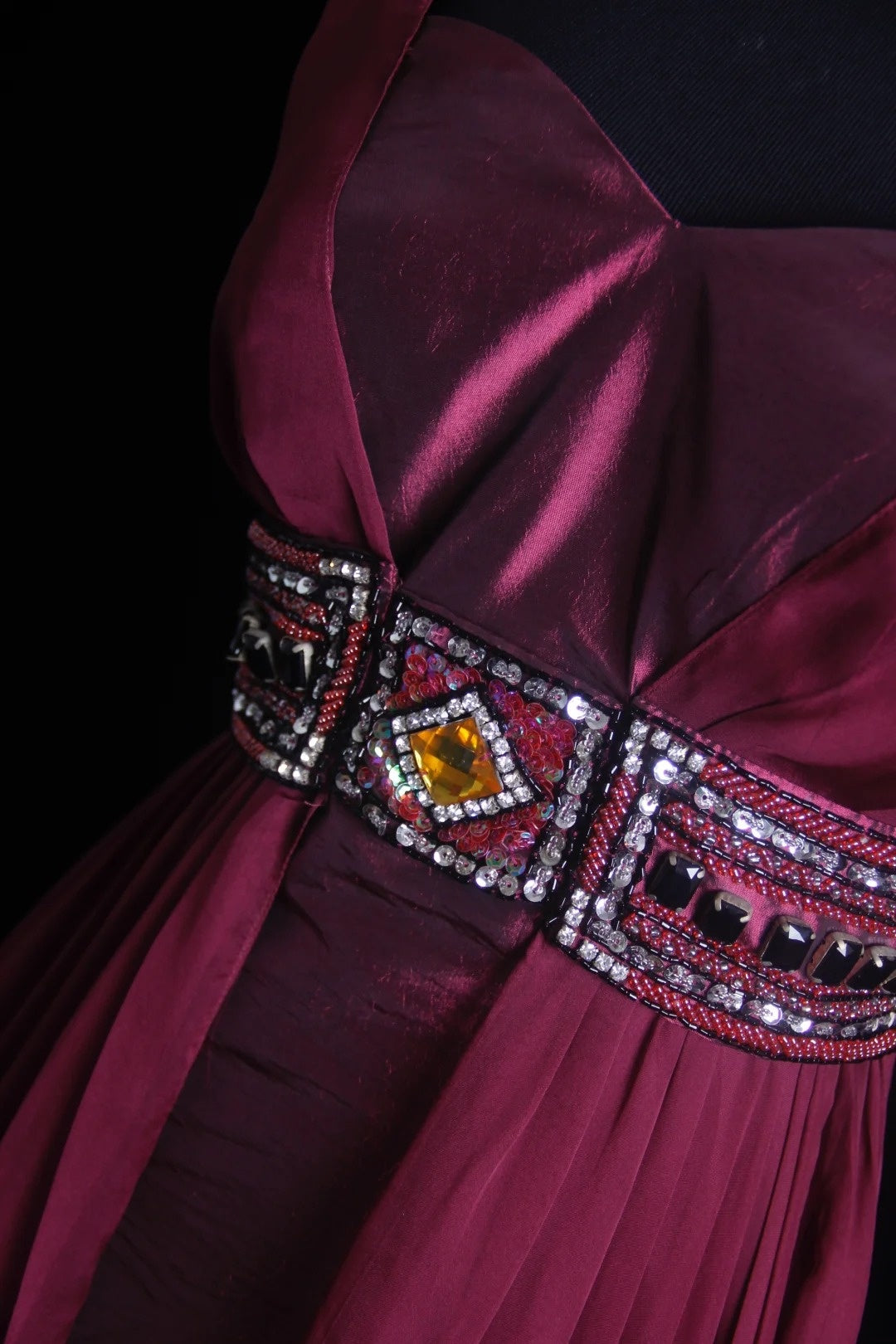 Robe de bal longue rétro en mousseline, coupe trapèze, décolleté cœur et corsage orné de perles, style années 90. Inspiration pour une tenue de 18 ans ou une robe de soirée (N492).