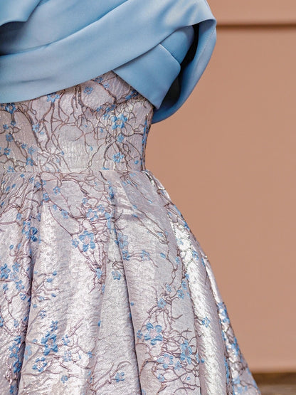 Magnifique robe de soirée bleue en satin, coupe trapèze, épaules dénudées et manches longues, idéale pour les bals de fin d'année (N726).