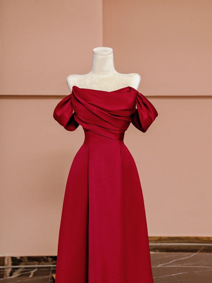 Magnifique robe de soirée longue en satin bordeaux, coupe trapèze, épaules dénudées et manches courtes, référence N722