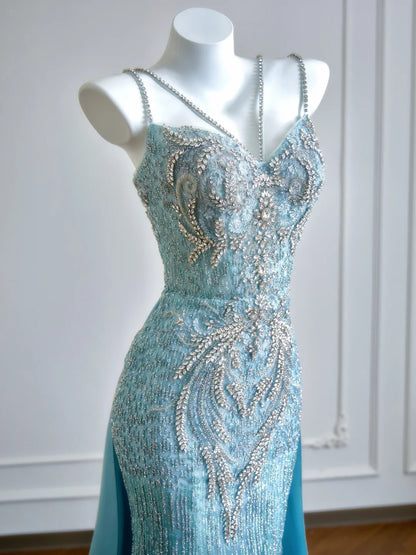 Robe de bal longue sirène bleue à fines bretelles et perles argentées, ornée de perles, idéale pour les soirées formelles et les fêtes d'anniversaire (N380)
