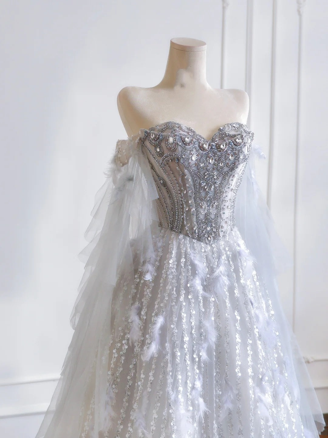 Robe de bal intemporelle à décolleté cœur, sequins argentés et plumes perlées, inspiration robe de soirée, robe de bal N306
