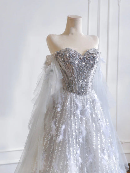 Robe de bal intemporelle à décolleté cœur, sequins argentés et plumes perlées, inspiration robe de soirée, robe de bal N306