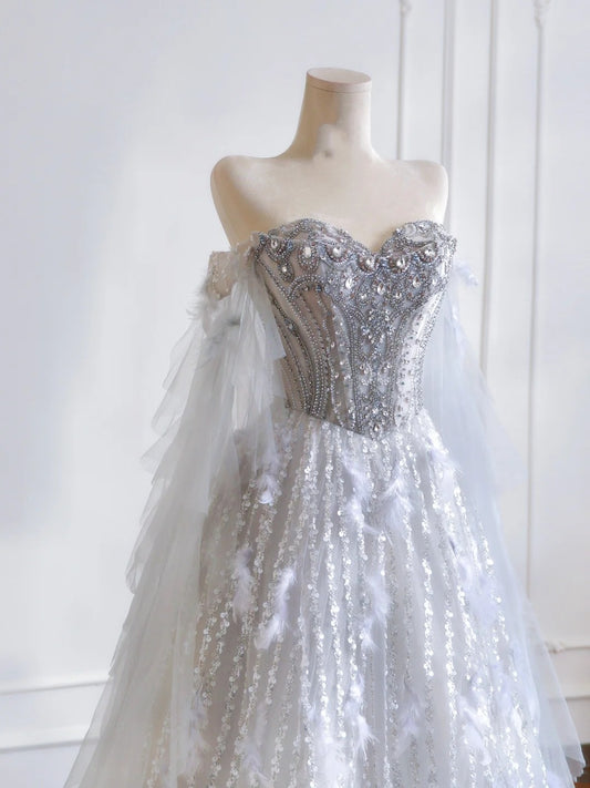 Zeitloses Ballkleid mit Herzausschnitt, silbernen Pailletten, Perlen und Federn – Inspiration für lange Abendkleider und Partykleider N306