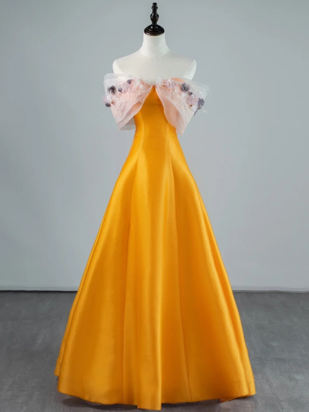 Robe de bal longue en satin orange, coupe trapèze, épaules dénudées, ornée de dentelle appliquée, référence N682