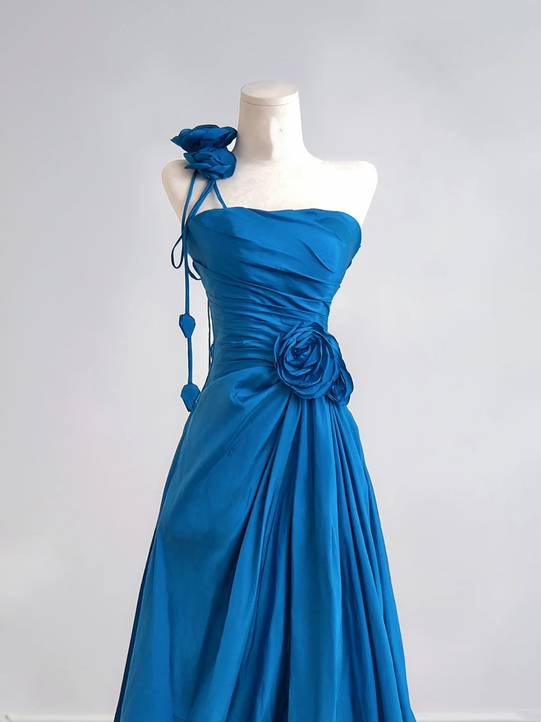 Robe de bal longue bleu roi à une épaule, coupe trapèze simple, ornée de fleurs. Idéale pour un 18e anniversaire. Robe de soirée N342
