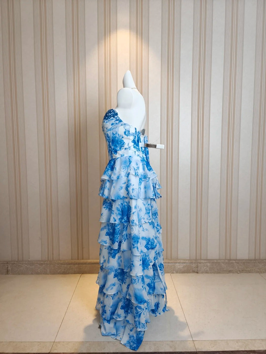 Robe de Soirée Modeste Coupe Évasée Cœur Floral Bleu en Mousseline de Soie à Volants Superposés, pour Rendez-vous Galant ou Bal de Promo N4482