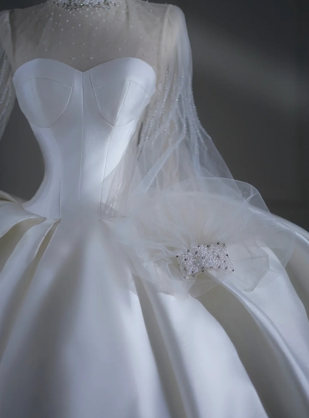 Robe de mariée intemporelle, robe de bal, col montant, satin perlé, traîne courte, robe de mariée longue ajustée AB2521