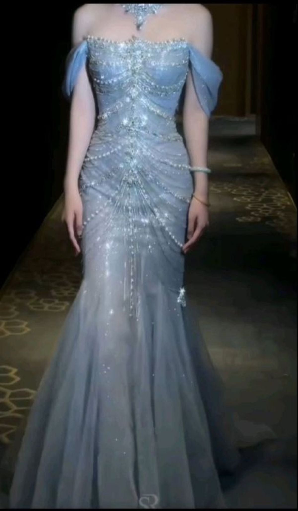 Robe de bal longue sirène bleue à épaules dénudées ornée de perles argentées AB1683