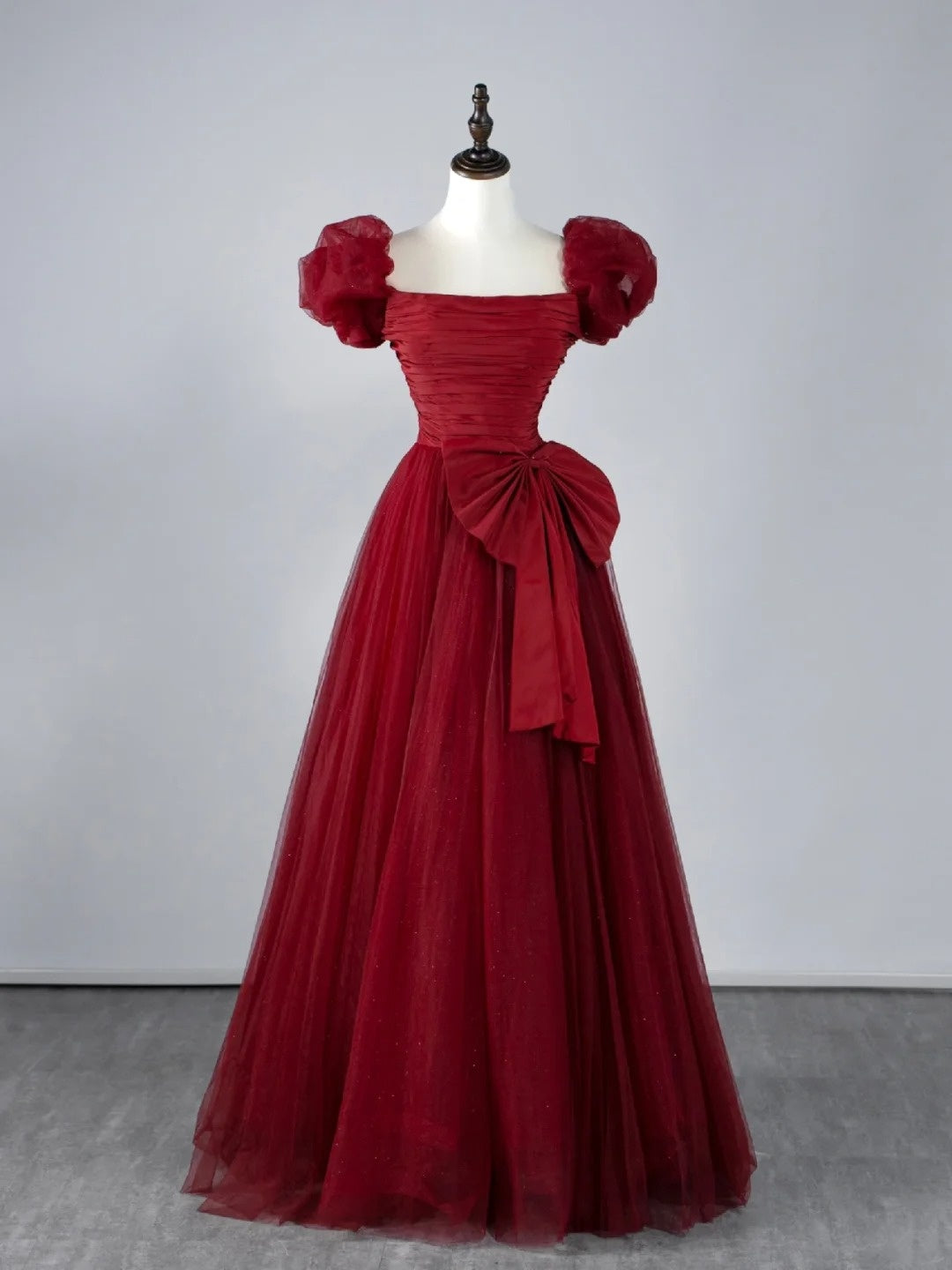 Robe de bal longue rouge bordeaux en tulle, coupe trapèze, col carré et manches courtes, référence N596