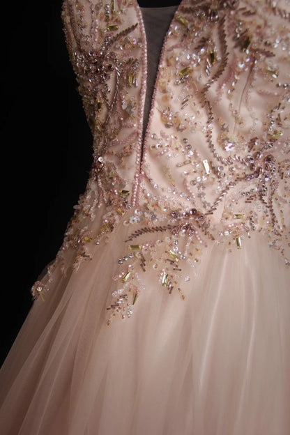 Robe de bal longue en tulle rose poudré à fines bretelles, coupe trapèze, style rétro années 90. Inspiration pour une tenue de 18 ans ou une robe de soirée (N490).