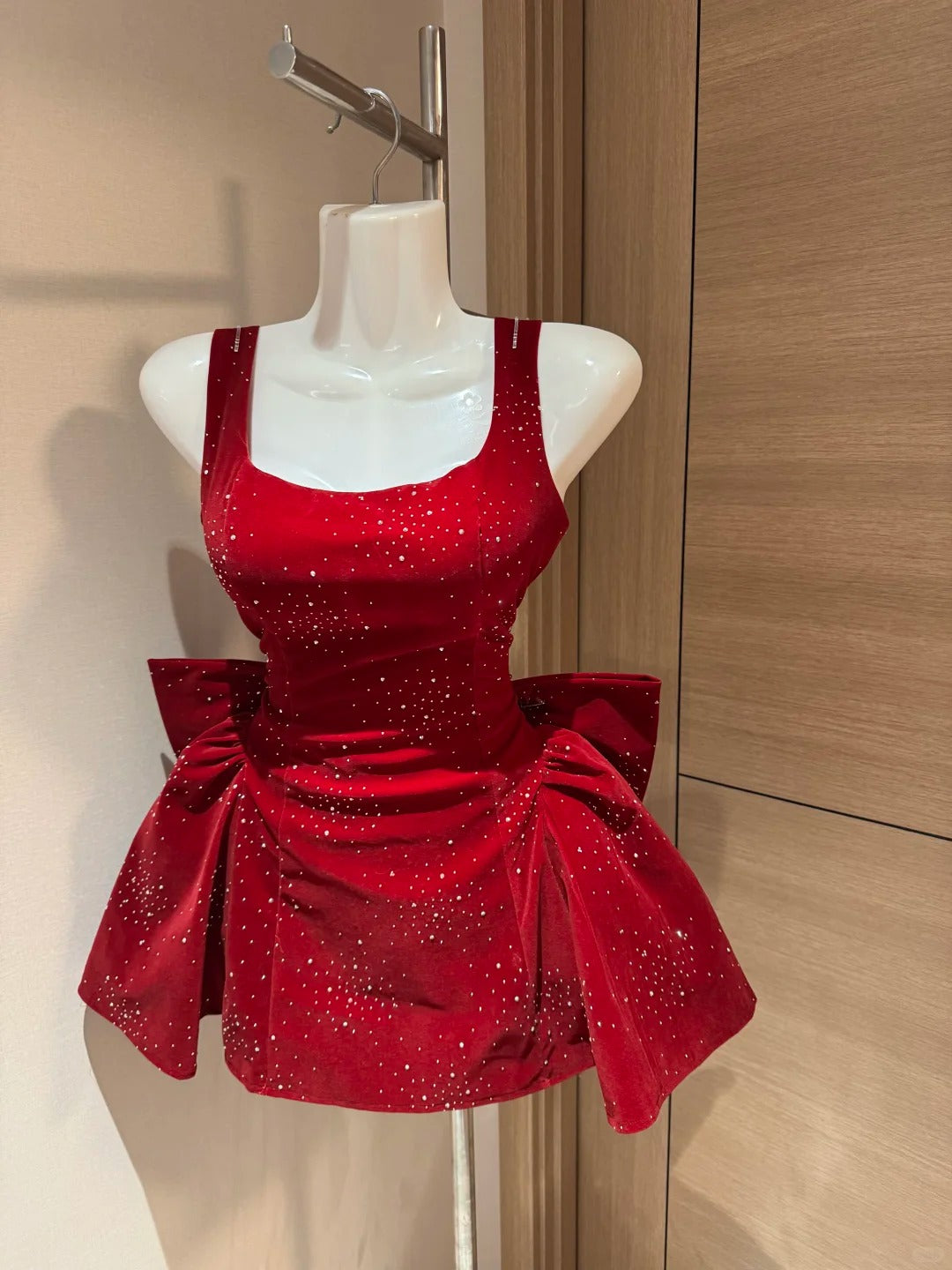 Jolie robe de soirée courte en velours rouge à col carré, inspiration Rio, pour le bal de promo, idées de robes de retour, RB4036