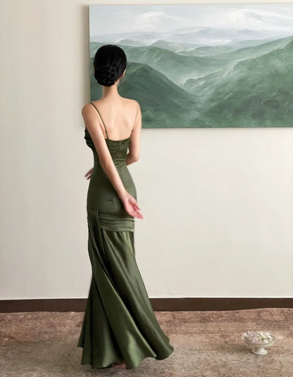 Figurbetontes Meerjungfrauen-Spaghettiträger-Kleid aus grünem Satin mit Falten, formelles langes Ballkleid N2820