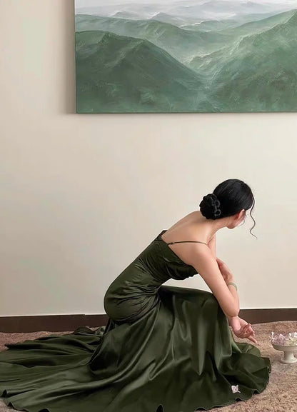 Figurbetontes Meerjungfrauen-Spaghettiträger-Kleid aus grünem Satin mit Falten, formelles langes Ballkleid N2820