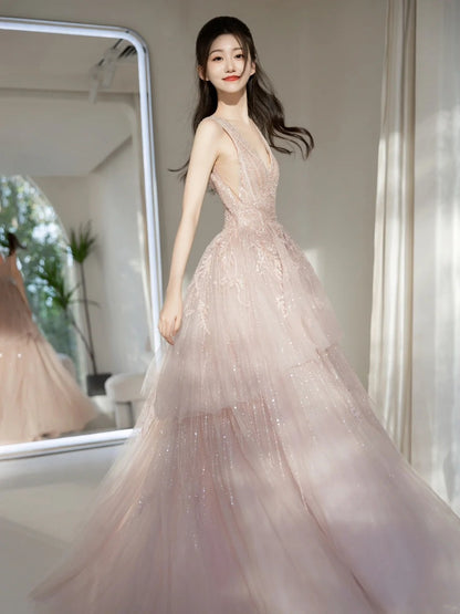 Robe de bal longue rose à sequins, décolleté plongeant en V, idéale pour un 19e anniversaire. Modèle N236.