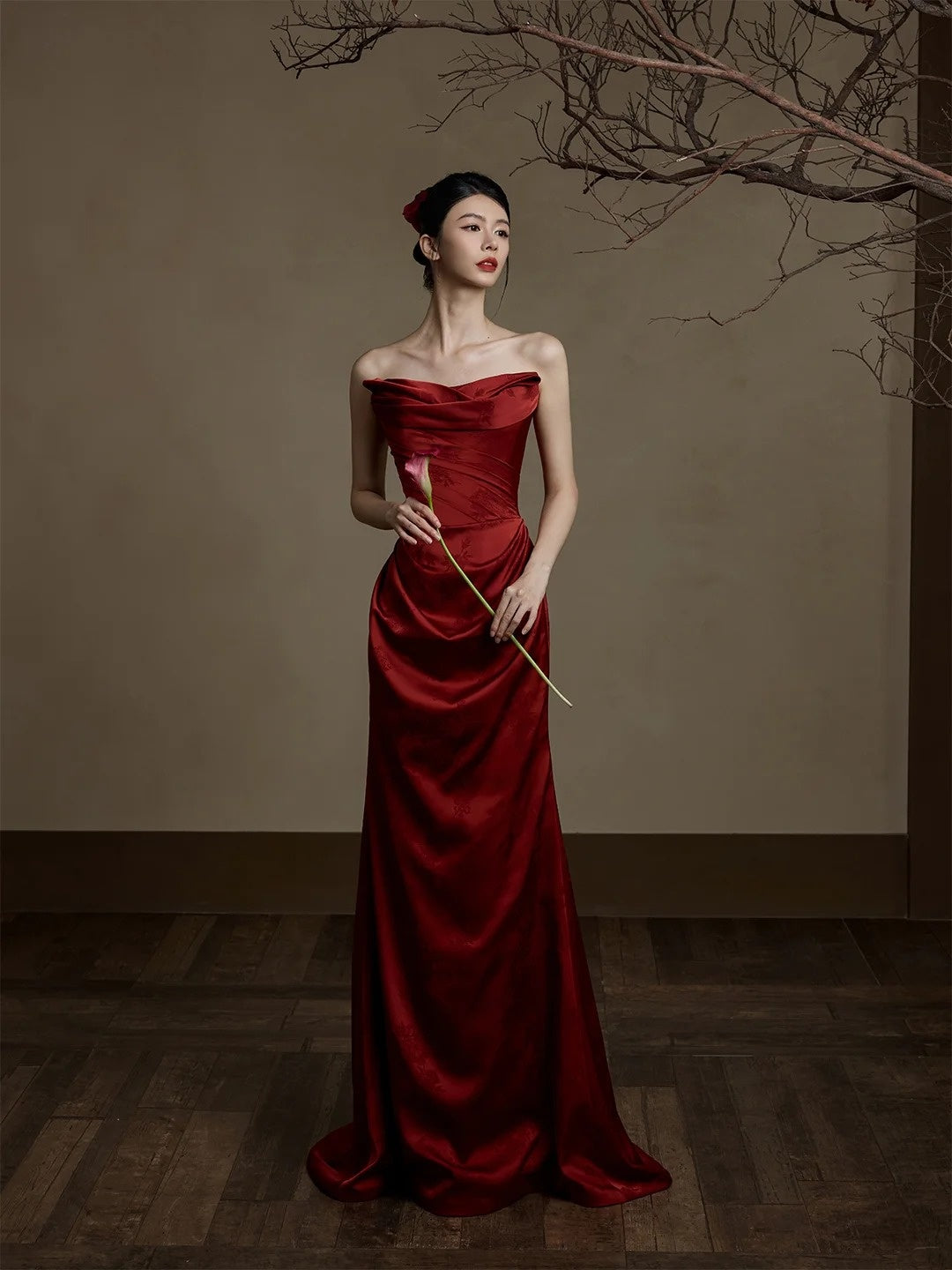 Robe de bal longue en satin bordeaux, décolleté sirène et foulard, inspiration robe de soirée N230
