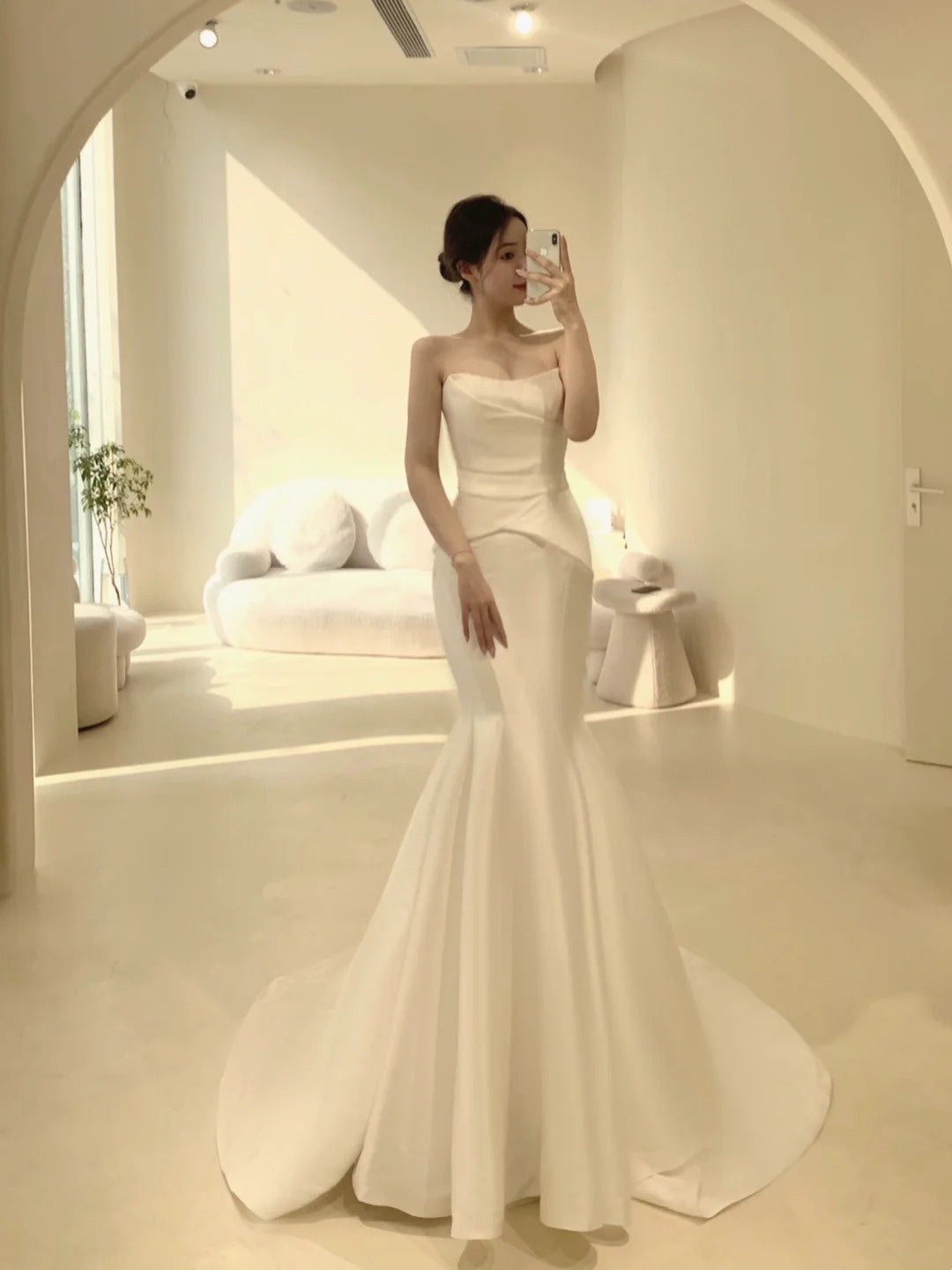 Robe de mariée élégante sirène bustier en satin blanc sans manches, coupe ajustée N232