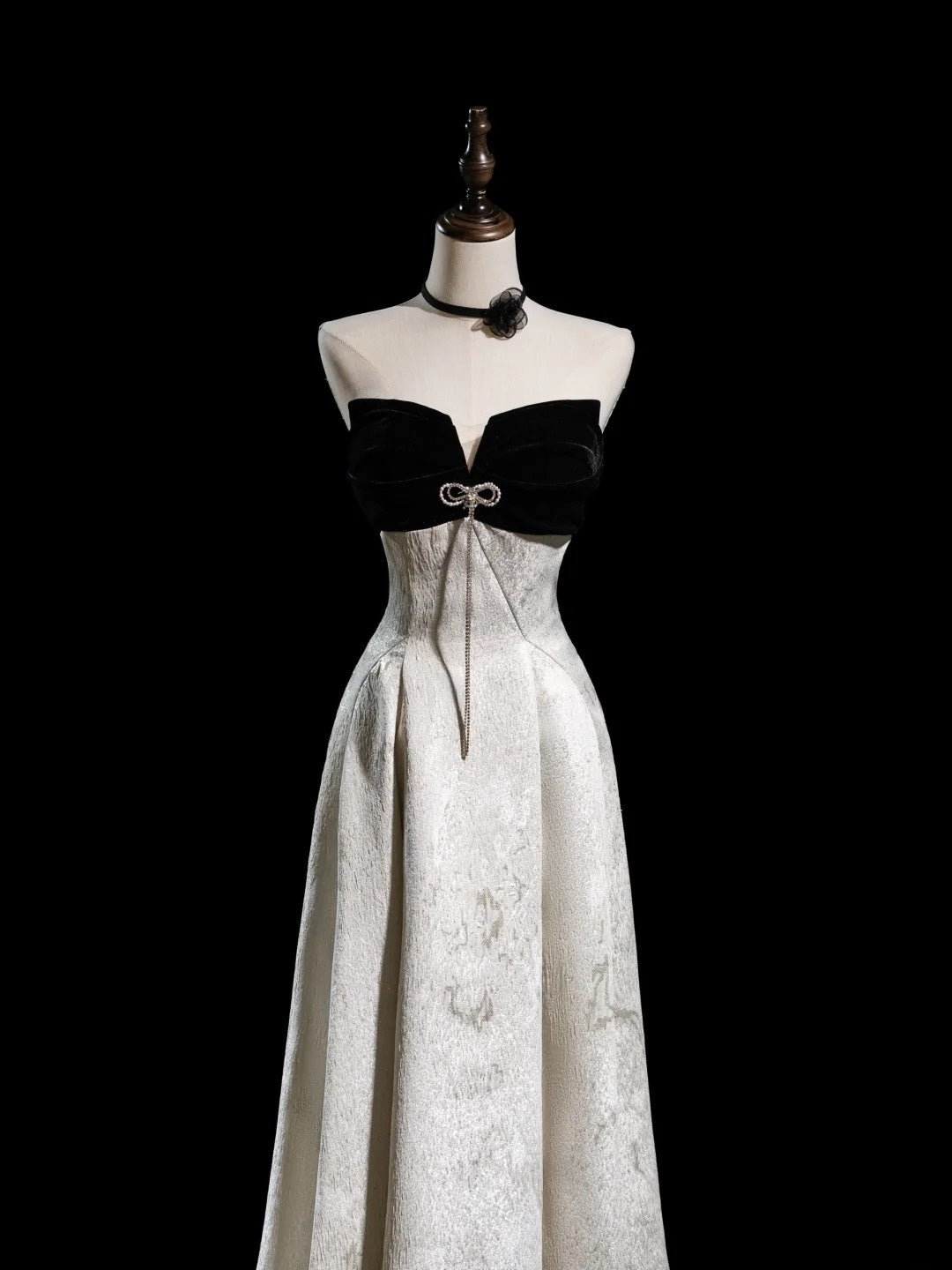 Robe de soirée longue en satin fleuri, coupe trapèze, sans bretelles, style modeste, référence N274