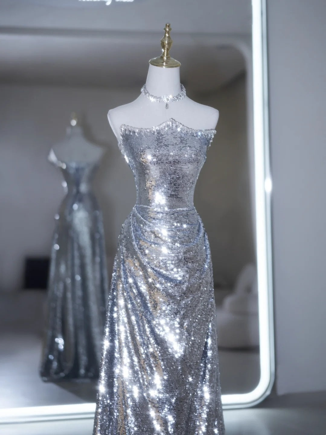 Glitzerndes, trägerloses, silbernes Pailletten-Abendkleid im Meerjungfrauenstil – ein beeindruckendes Outfit für den 19. Geburtstag (Modell N239)