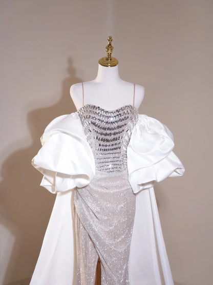 Robe de bal longue sirène sexy à fines bretelles, couleur champagne, ornée de perles et fendue, idéale pour un 19e anniversaire. Modèle N238.