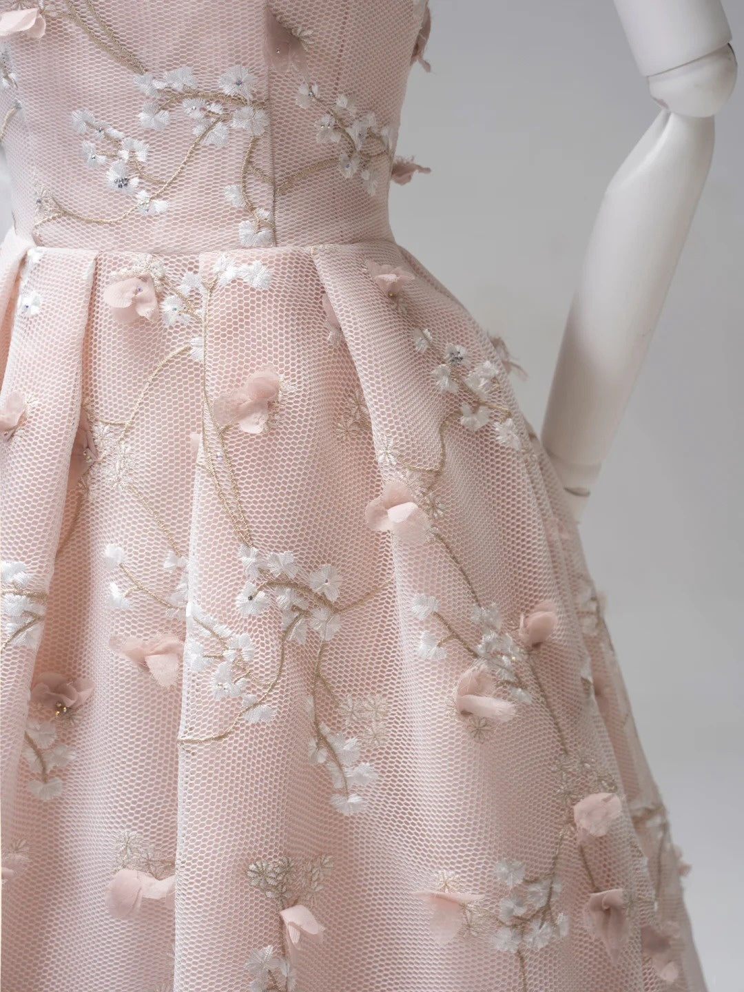Niedliches, langes, rosafarbenes A-Linien-Abendkleid mit Neckholder und Blumenmuster aus Tüll – ein echter Hingucker zum 19. Geburtstag (AB1004)