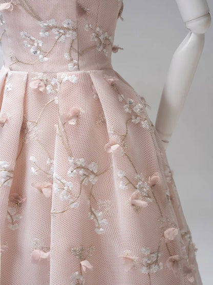 Niedliches, langes, rosafarbenes A-Linien-Abendkleid mit Neckholder und Blumenmuster aus Tüll – ein echter Hingucker zum 19. Geburtstag (AB1004)
