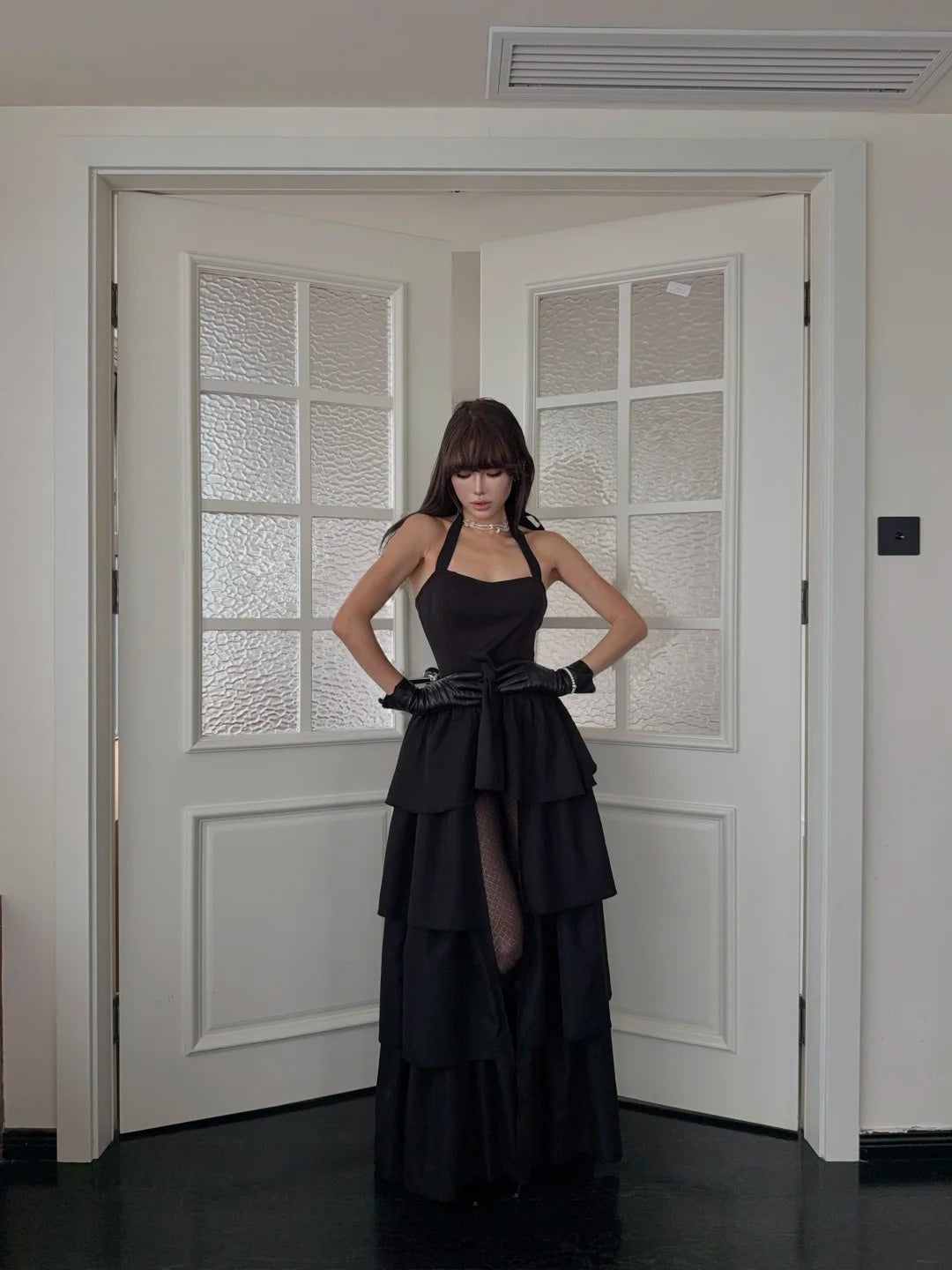 Robe de soirée chic à col halter asymétrique, style noir, pour invitée de mariage, en satin à volants, longue, N698