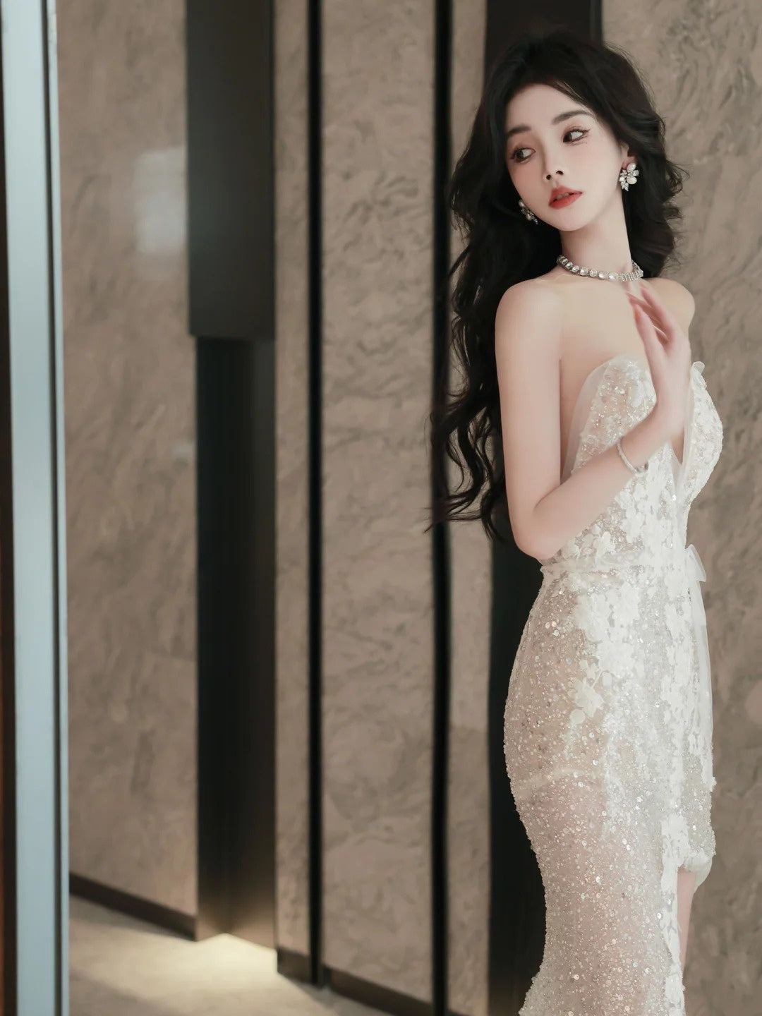 Robe de mariée féerique style sirène, décolleté cœur, dentelle blanche, longue, coupe ajustée, N1088