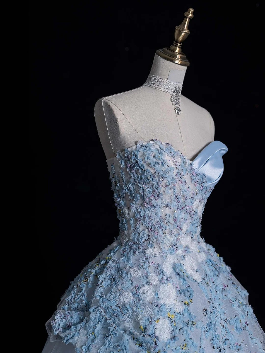 Robe de bal élégante, décolleté cœur, en tulle bleu ciel clair, longue, style tendance, idéale pour les soirées et les cérémonies de fin d'année (réf. N683)