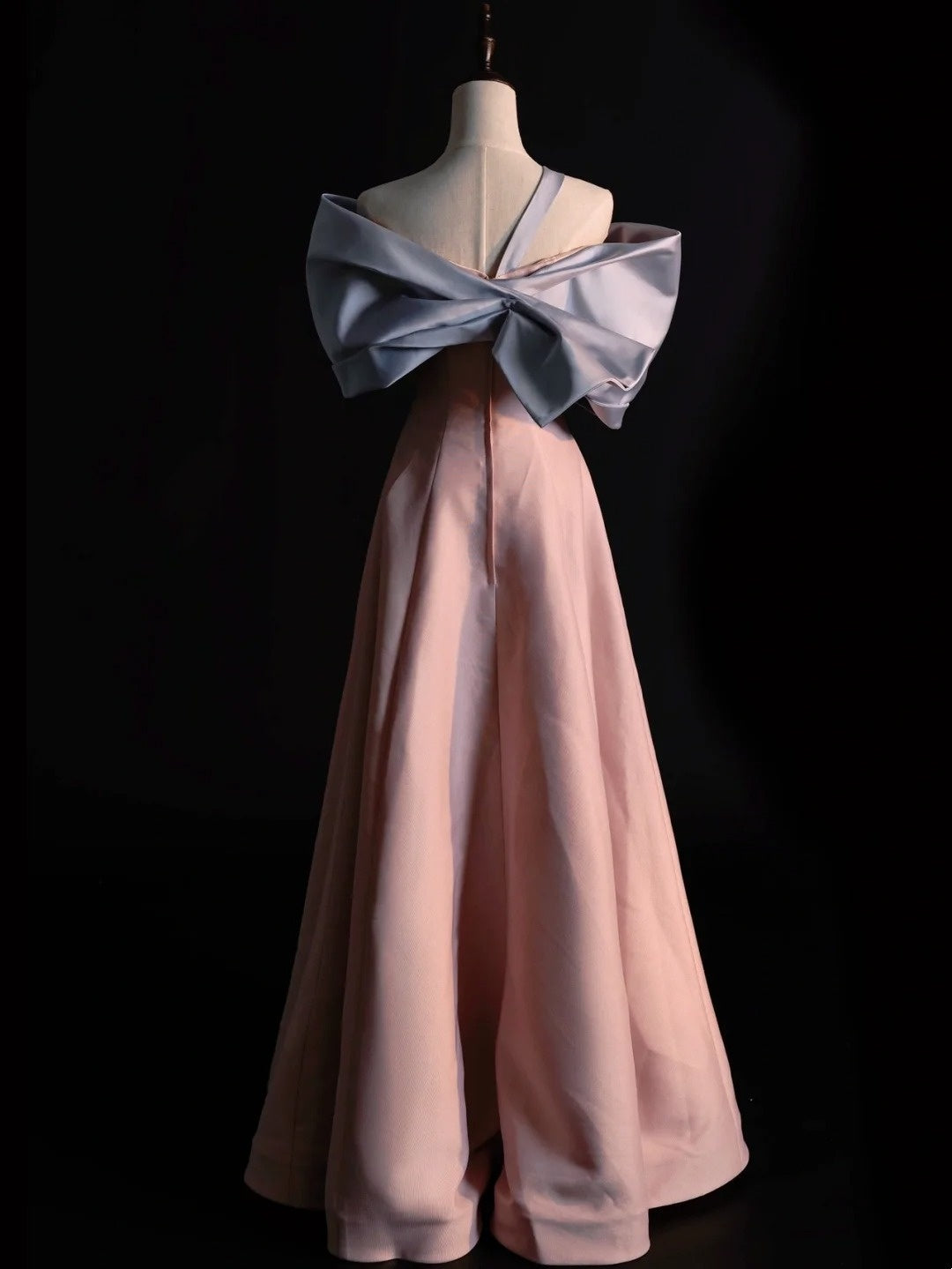 Robe de soirée élégante en satin rose à une épaule, coupe trapèze, ornée d'un nœud papillon, idéale pour les bals de fin d'année ou les remises de diplômes (N1219)