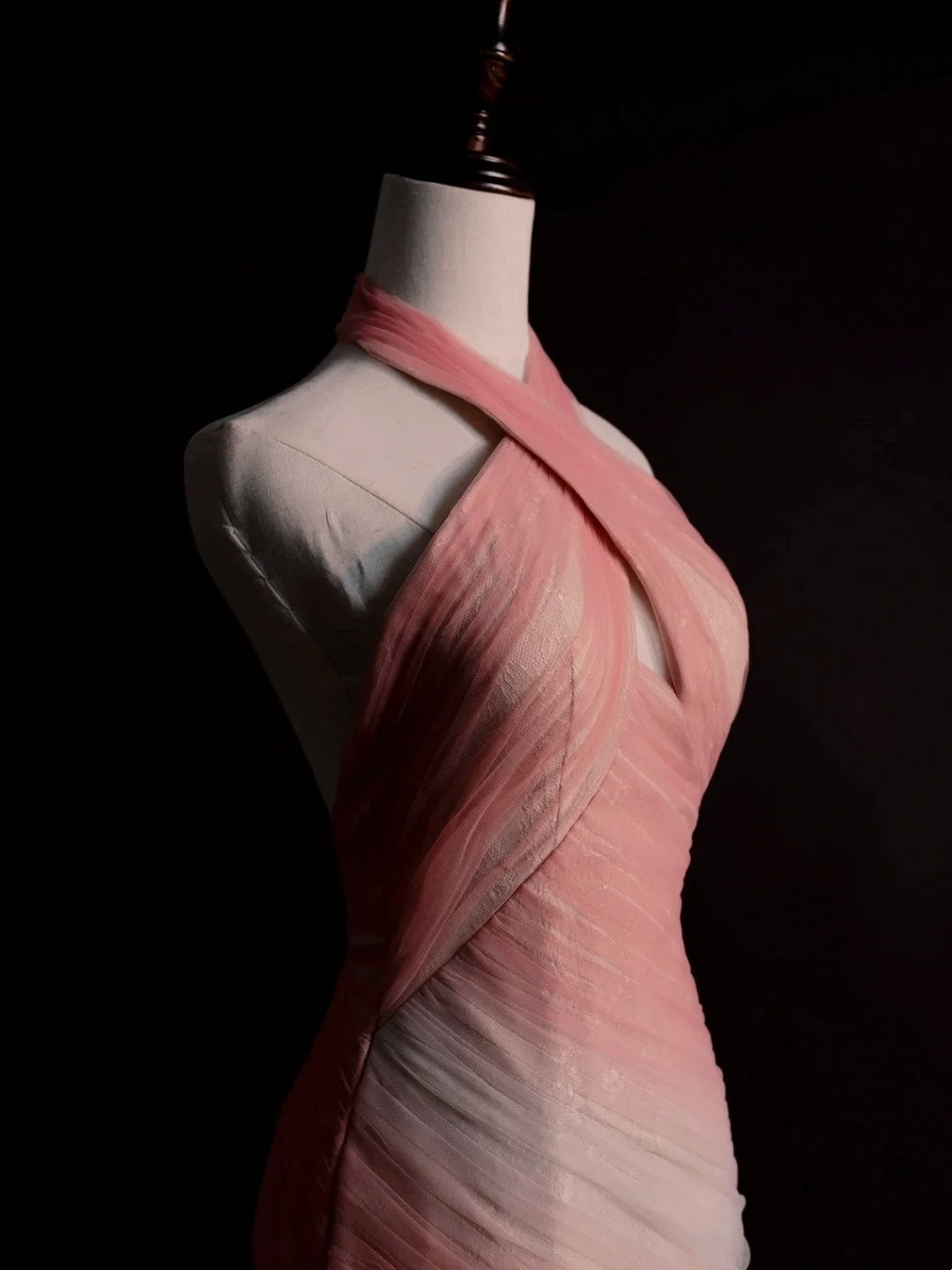 Robe de bal longue sirène élégante en tulle rose à col halter, idéale pour les soirées étudiantes et les remises de diplômes (N1229)