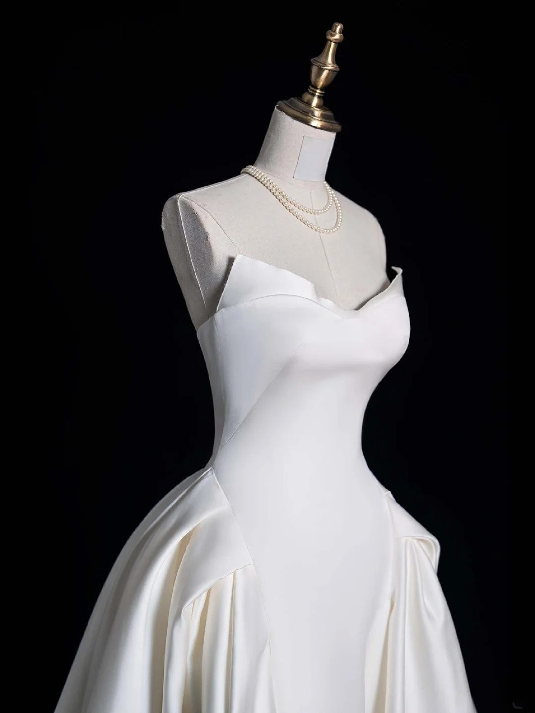 Robe de bal sobre en satin blanc à décolleté cœur et plis, robe de mariée longue de conte de fées pour l'automne N690