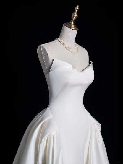 Robe de bal sobre en satin blanc à décolleté cœur et plis, robe de mariée longue de conte de fées pour l'automne N690