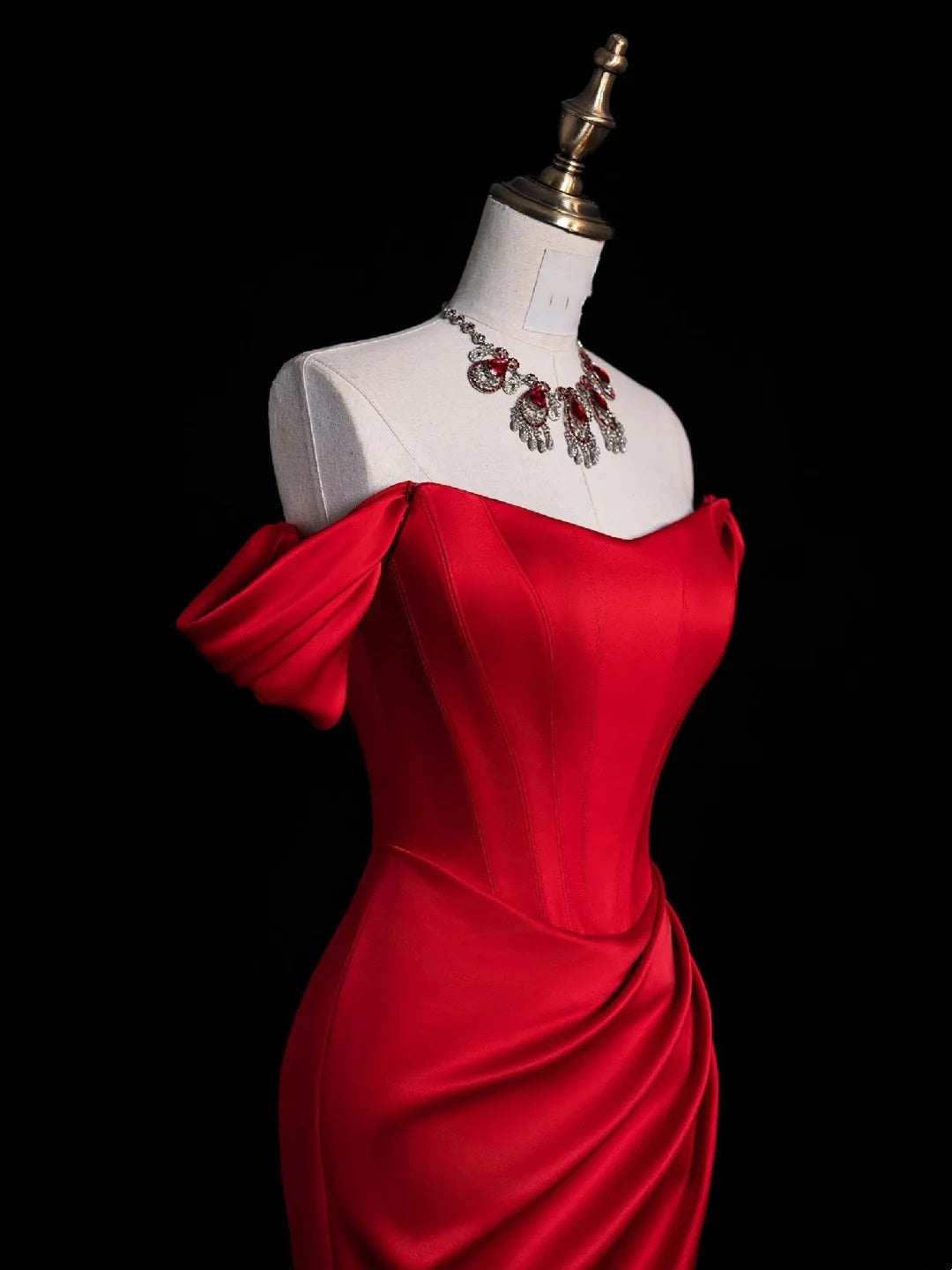 Elegantes, schulterfreies, rotes Satin-Etui-Kleid mit Schlitz für den Abschlussball (High School) – Langes, formelles Kleid N1271