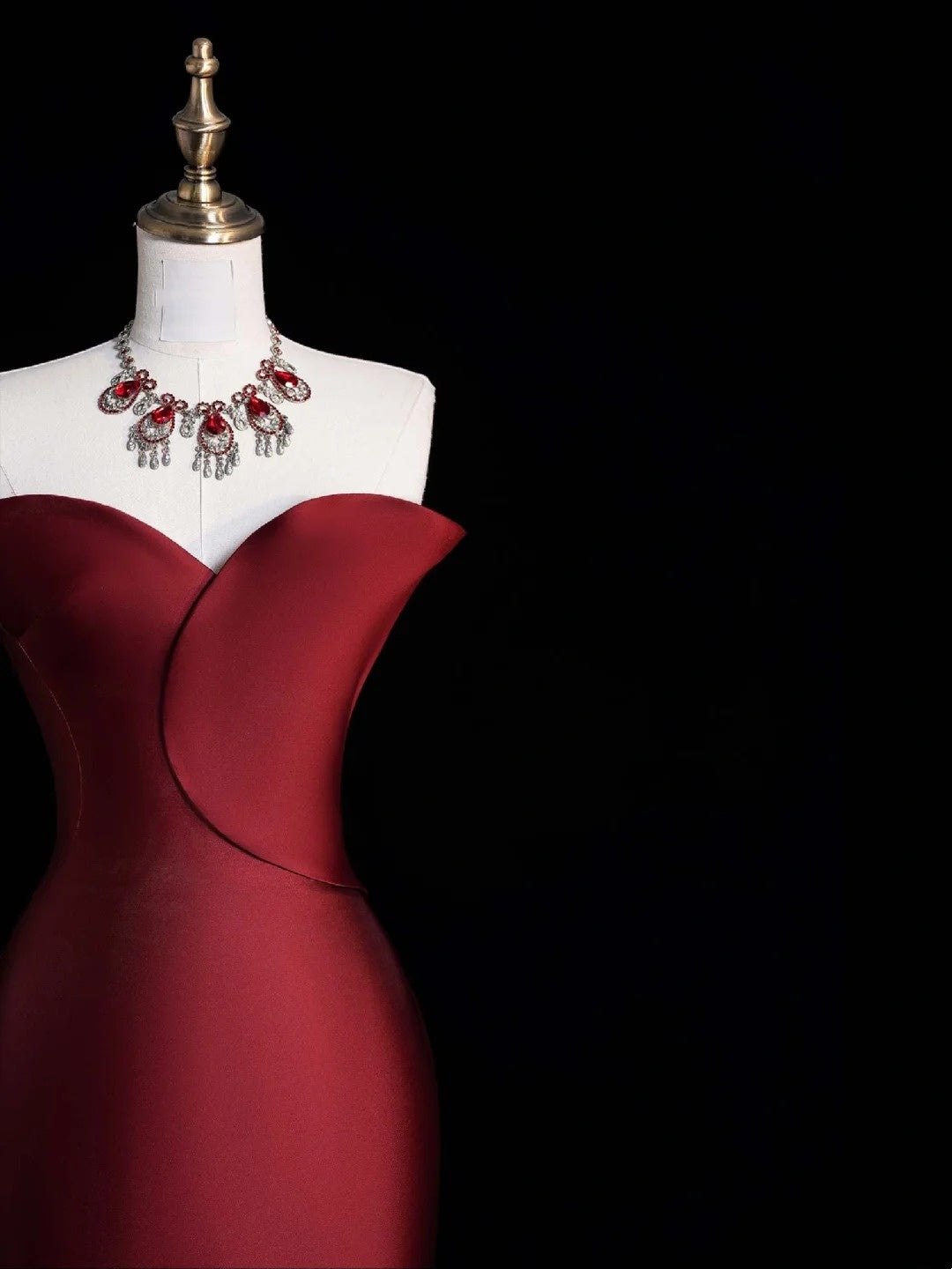 Robe de soirée longue de princesse sirène bordeaux en tulle plissé à volants et satin, décolleté cœur, N745