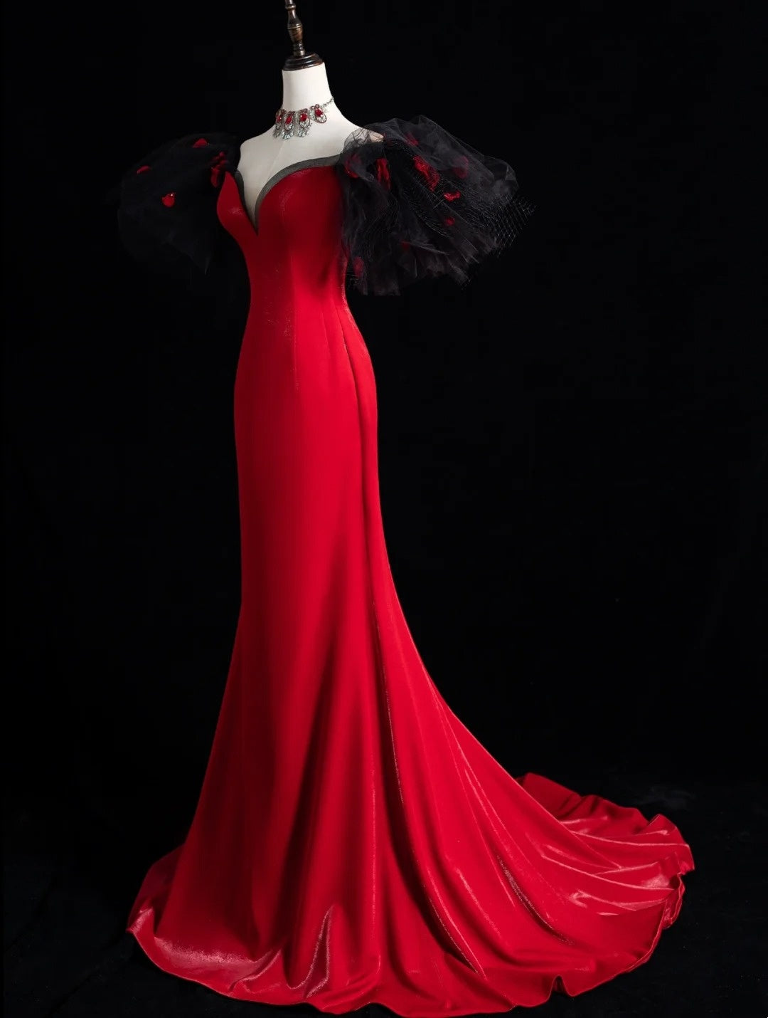 Robe de bal longue sirène élégante en satin rouge à épaules dénudées et manches longues, inspiration N1217