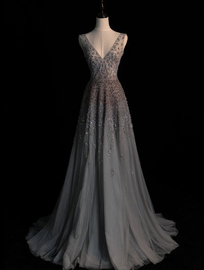 Robe de soirée élégante en tulle gris à col en V et perles, coupe trapèze, style sobre, idéale pour un bal de promo ou une remise de diplôme (N1230)