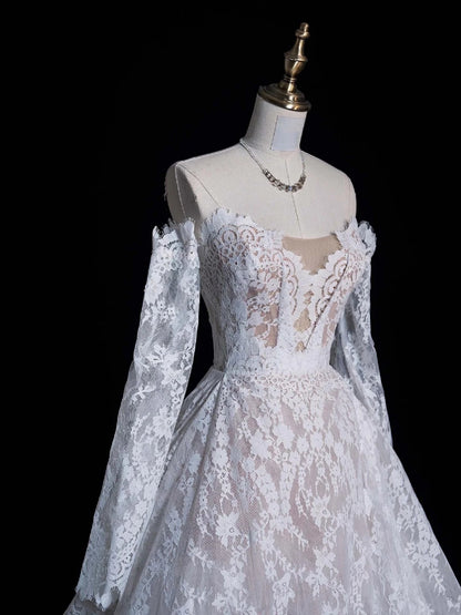 Robe de mariée féerique en dentelle blanche à décolleté cœur et traîne, coupe ajustée, référence N651