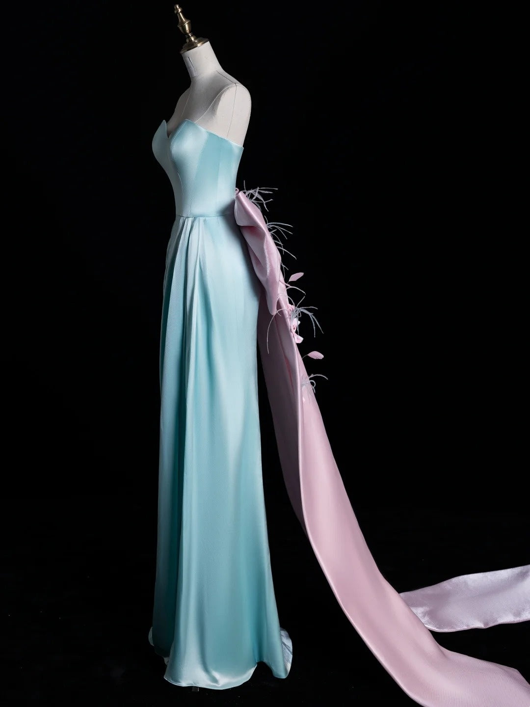 Magnifique robe de bal de fin d'année en satin bleu marine, coupe trapèze, décolleté cœur et nœud papillon - Inspiration robe de princesse N1080