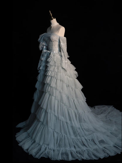 Robe de bal sobre en tulle bleu à épaules dénudées et volants superposés, idéale pour les soirées étudiantes et les remises de diplômes (N1224).