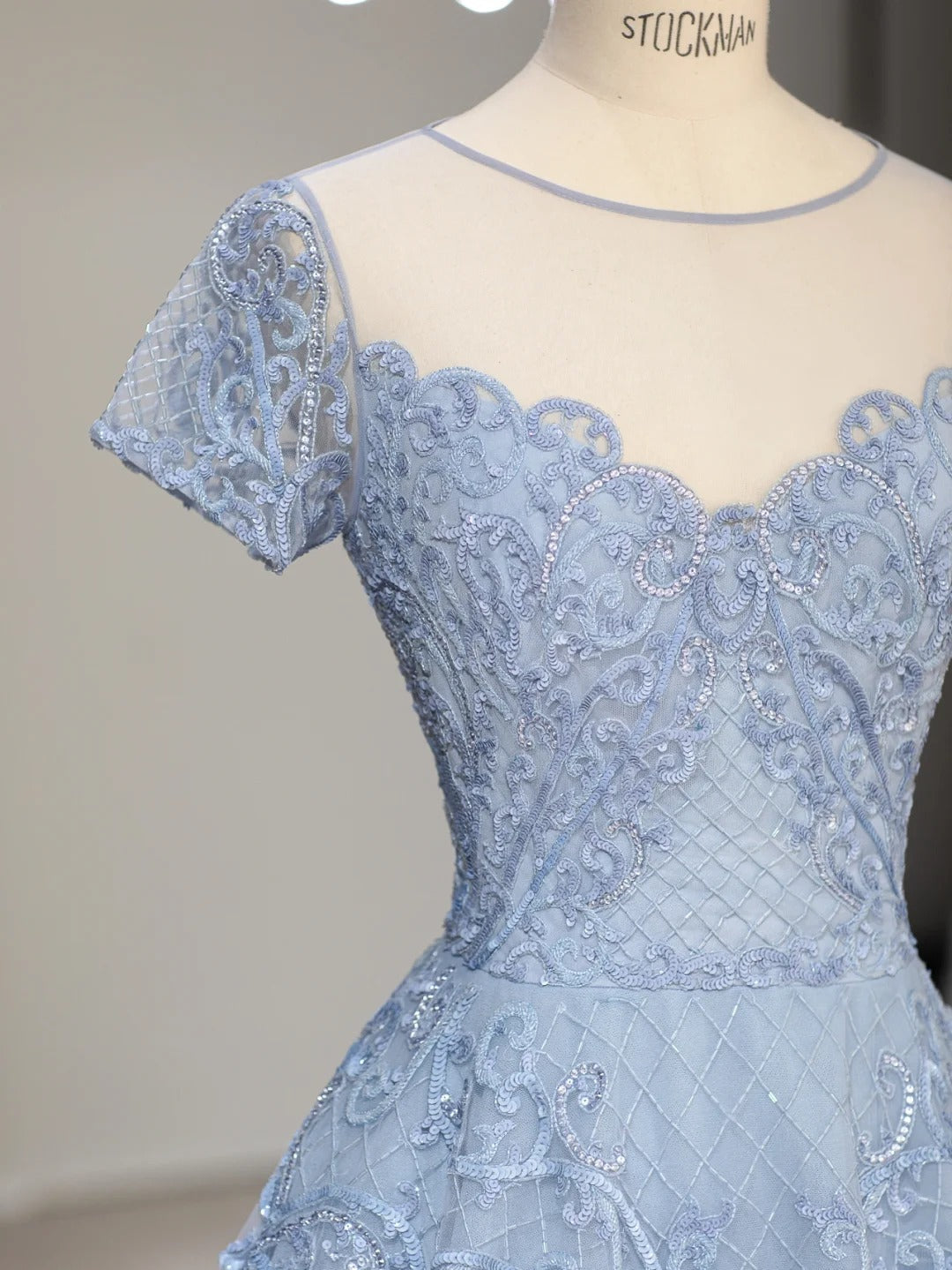 Élégante Robe de Bal Longue Bleu Clair en Tulle Coupe Trapèze avec Appliqués Inspo Tenues de Soirée RB3997