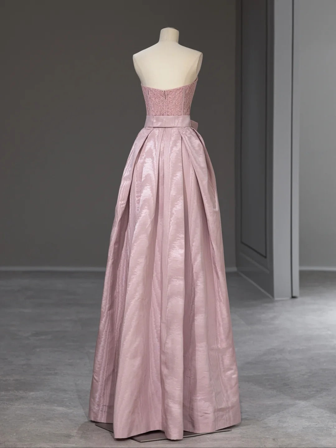Robes de bal de fin d'année longues en dentelle rose élégantes avec décolleté en cœur et coupe trapèze - Tenues de soirée Inspo RB4003